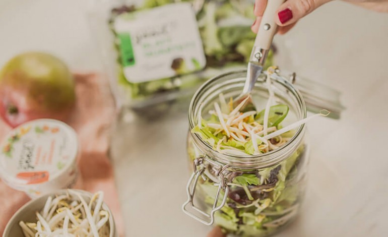 Salat mit Mango-Chili- Dressing verfeinert