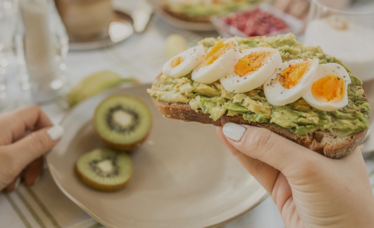 Ei und Avocado- die perfekte Kombi für ein frühlingshaftes Frühstück