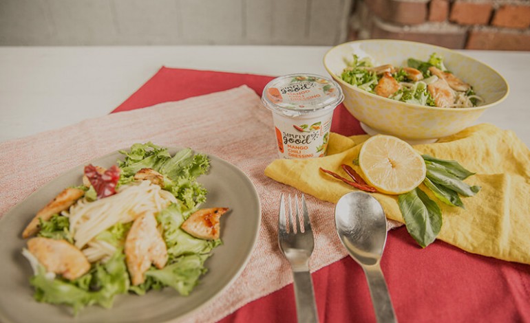 Exotischer Salat mit Spaghetti verfeinert mit Mango Chili Dressing, asiatischem Gemüse und Zitrone