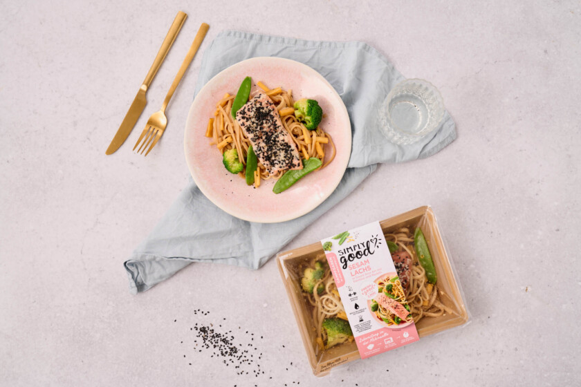 Sesam Lachs in Sauce Asia Art mit Gemüse und Nudeln