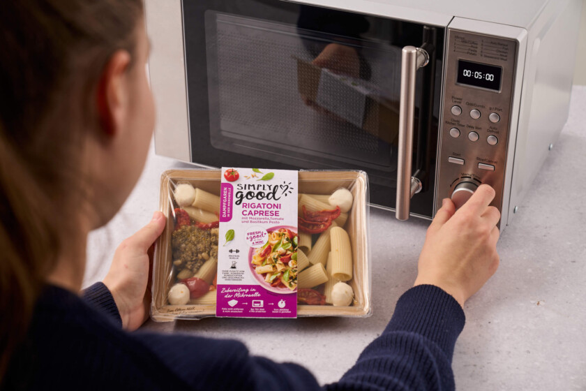 Rigatoni Caprese mit Mozzarella, Tomaten und Pesto Basilikum