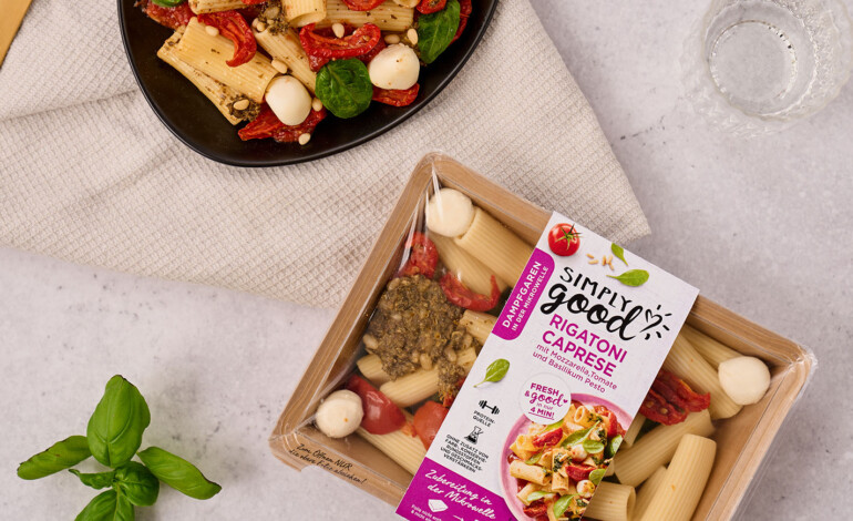 Rigatoni Caprese mit Mozzarella, Tomaten und Pesto Basilikum