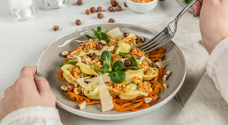 Tortelloni mit Karotten-Haselnuss Pesto