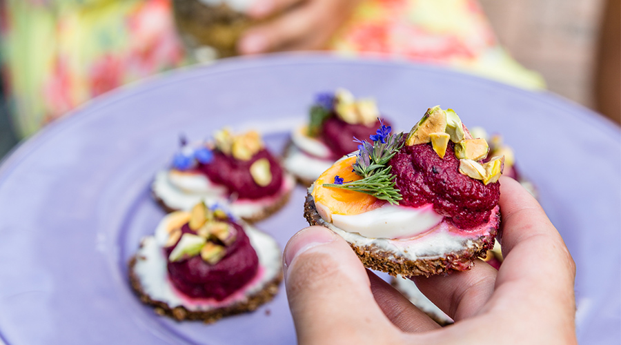 Belegte Pumpernickel mit Ei