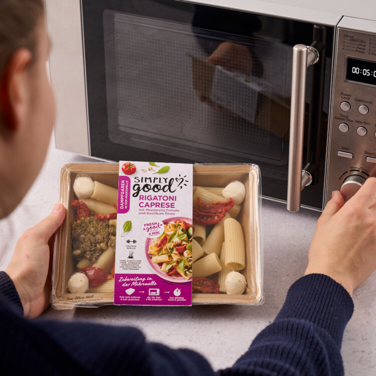 Rigatoni Caprese mit Mozzarella, Tomaten und Pesto Basilikum verpackt vor Mikrowelle