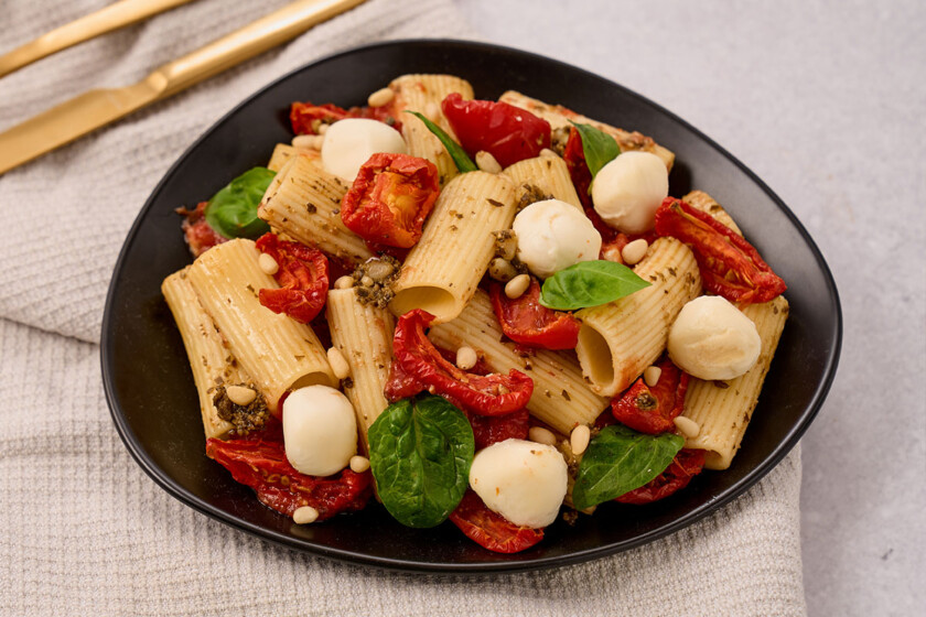 Rigatoni Caprese mit Mozzarella, Tomaten und Pesto Basilikum