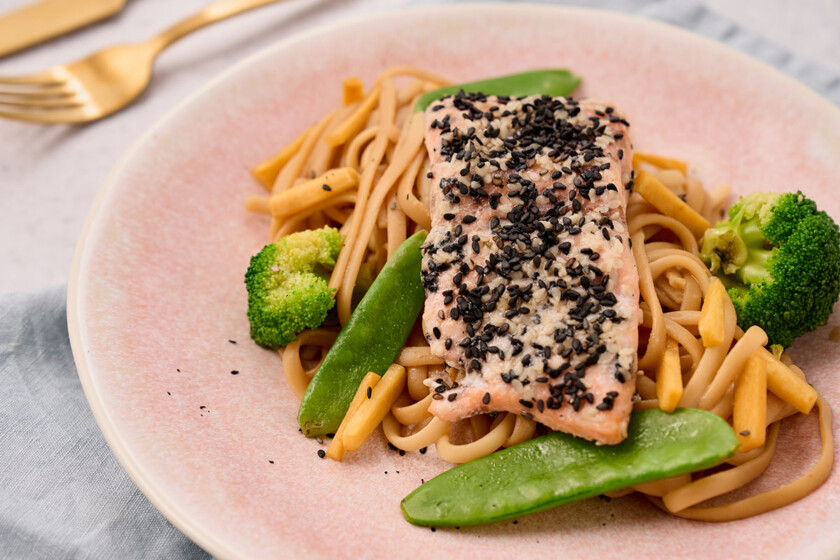 Sesam Lachs in Sauce Asia Art mit Gemüse und Nudeln